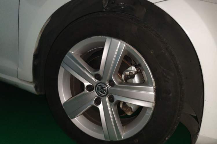 Used Volkswagen Golf 2015 1.4TSI Automatic Comfort Model Right Front Wheel Hub