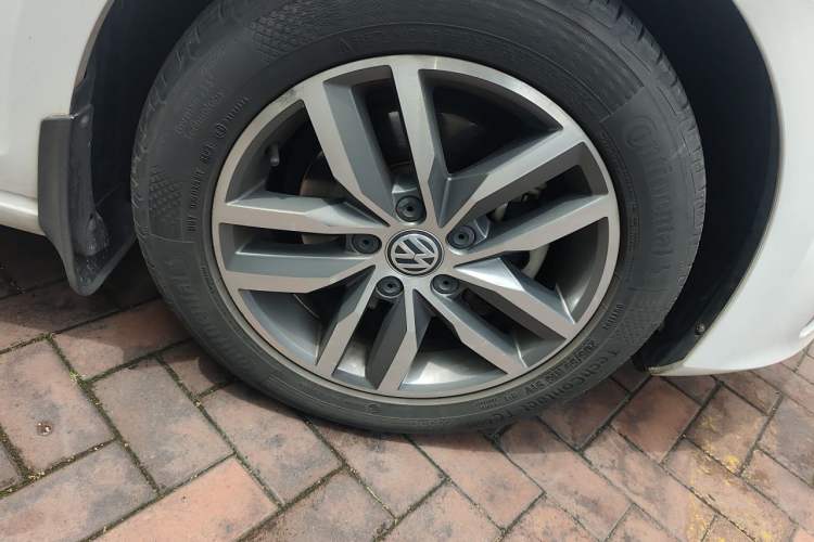 Used Volkswagen Golf 2015 1.4TSI Manual Comfort Model Right Front Wheel Hub
