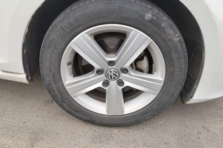 Used Volkswagen Golf 2015 1.4TSI Manual Comfort Model Right Front Wheel Hub