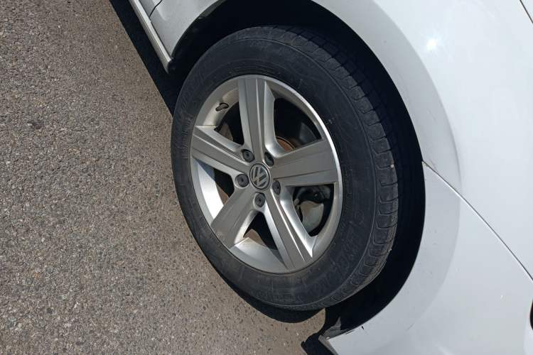 Used Volkswagen Golf 2015 1.6L Automatic Comfort Model Right Front Wheel Hub