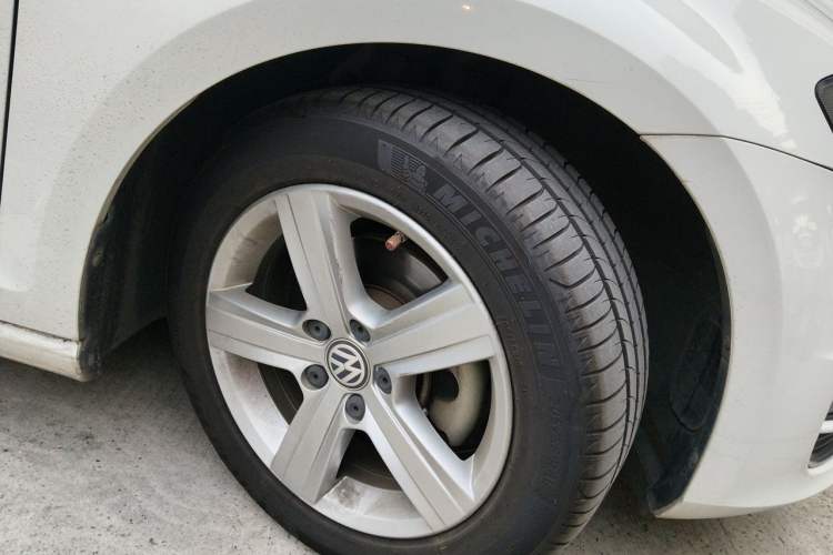 Used Volkswagen Golf 2015 1.4TSI Automatic Comfort Model Right Front Wheel Hub
