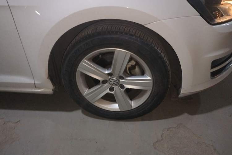 Used Volkswagen Golf 2015 1.4TSI Automatic Comfort Model Right Front Wheel Hub