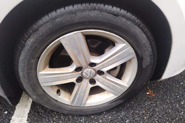 Used Volkswagen Golf 2015 1.2TSI Automatic Comfort Model Right Front Wheel Hub