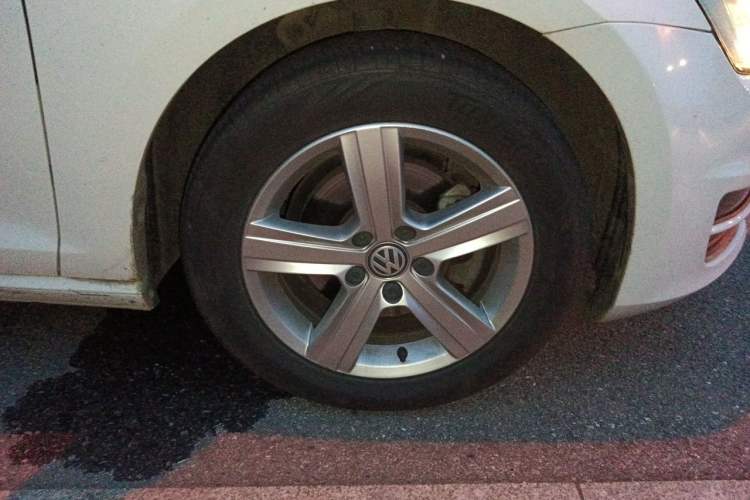 Used Volkswagen Golf 2015 1.4TSI Automatic Luxury Model Right Front Wheel Hub