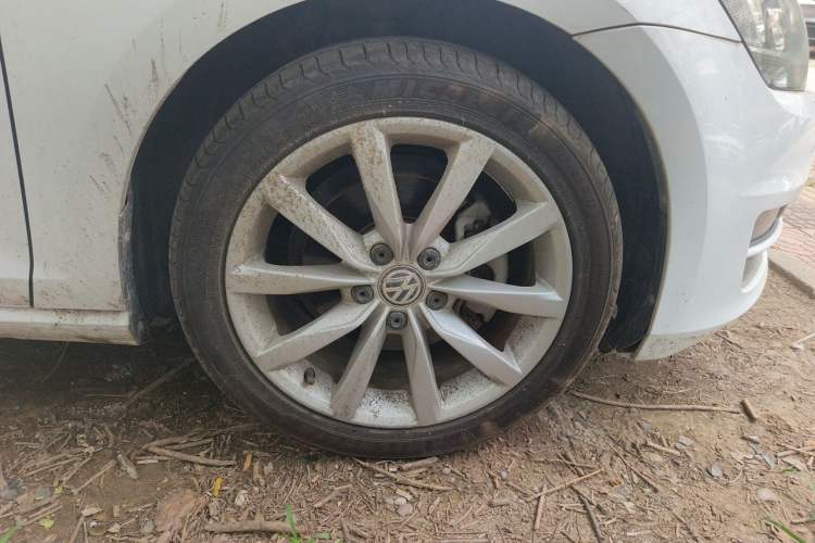 Used Volkswagen Golf 2015 1.4TSI Automatic Flagship Model Right Front Wheel Hub