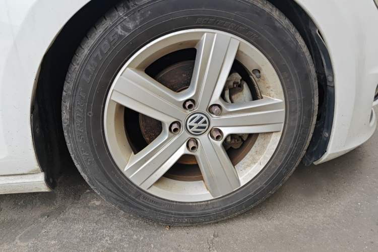Used Volkswagen Golf 2015 1.4TSI Automatic Luxury Model Right Front Wheel Hub