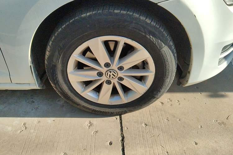 Used Volkswagen Golf 2015 1.6L Automatic Fashion Model Right Front Wheel Hub