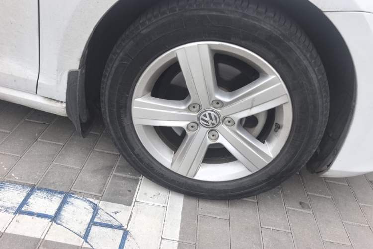Used Volkswagen Golf 2015 1.4TSI Automatic Comfort Model Right Front Wheel Hub