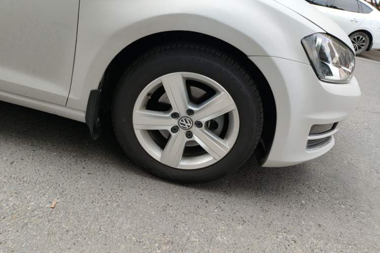 Used Volkswagen Golf 2015 1.6L Automatic Comfort Model Right Front Wheel Hub