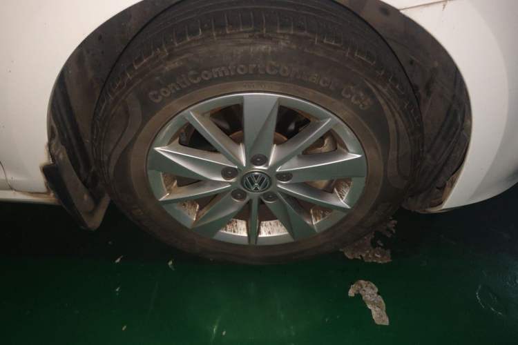 Used Volkswagen Golf 2015 1.6L Automatic Fashion Model Right Front Wheel Hub