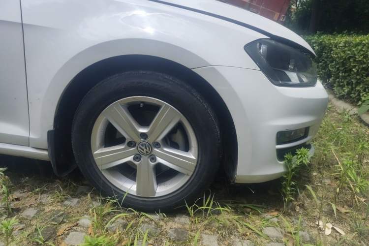 Used Volkswagen Golf 2015 1.6L Automatic Comfort Model Right Front Wheel Hub