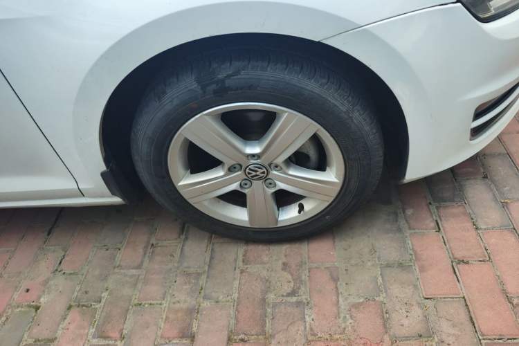 Used Volkswagen Golf 2015 1.6L Automatic Comfort Model Right Front Wheel Hub