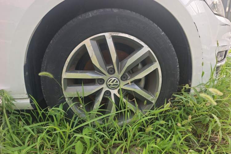 Used Volkswagen Golf 2015 1.4TSI Automatic Luxury Model Right Front Wheel Hub