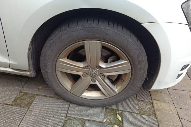 Used Volkswagen Golf 2015 1.6L Automatic Comfort Model Right Front Wheel Hub