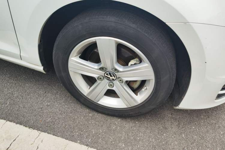Used Volkswagen Golf 2015 1.4TSI Automatic Luxury Model Right Front Wheel Hub