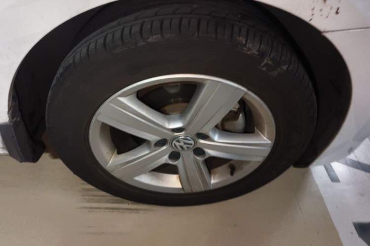 Used Volkswagen Golf 2015 1.4TSI Automatic Luxury Model Right Front Wheel Hub