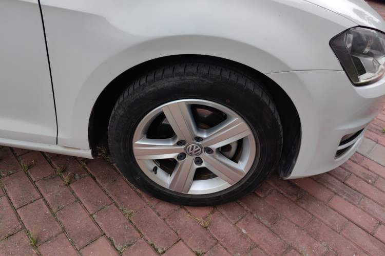 Used Volkswagen Golf 2015 1.4TSI Automatic Comfort Model Right Front Wheel Hub