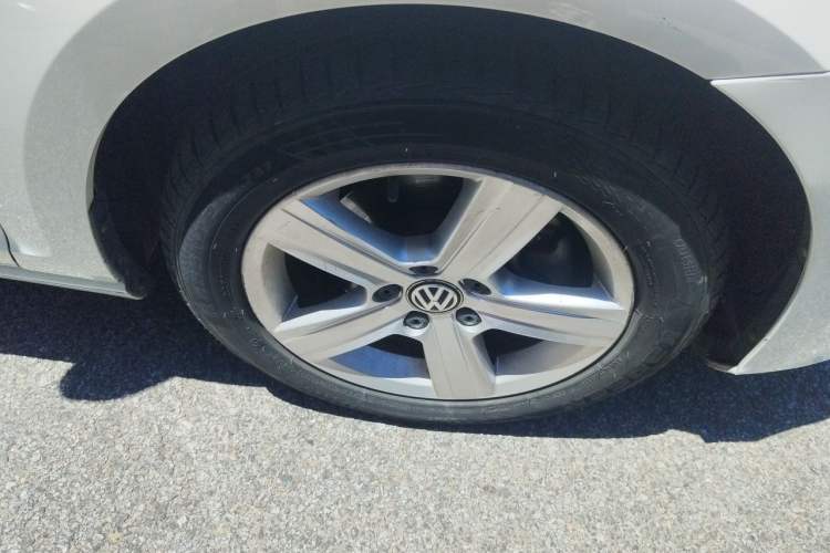 Used Volkswagen Golf 2015 1.4TSI Automatic Comfort Model Right Front Wheel Hub