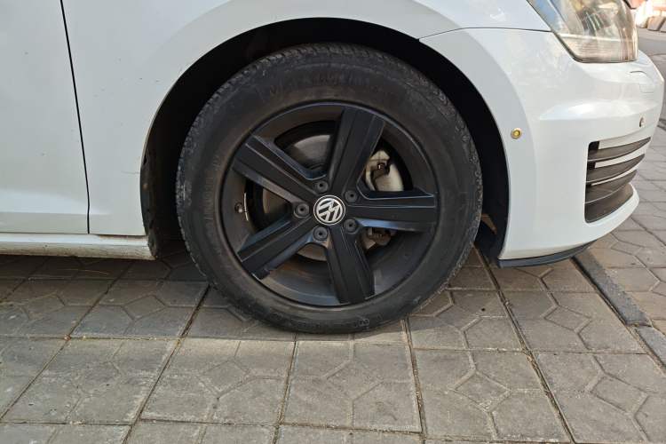 Used Volkswagen Golf 2015 1.4TSI Automatic Comfort Model Right Front Wheel Hub