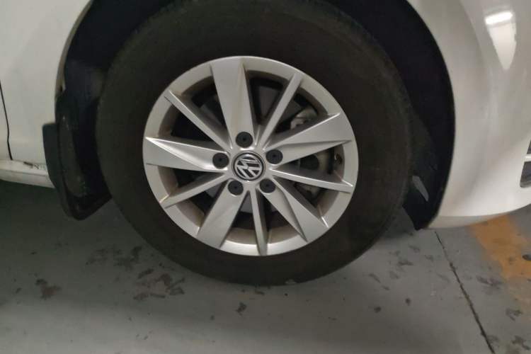 Used Volkswagen Golf 2015 1.6L Automatic Fashion Model Right Front Wheel Hub