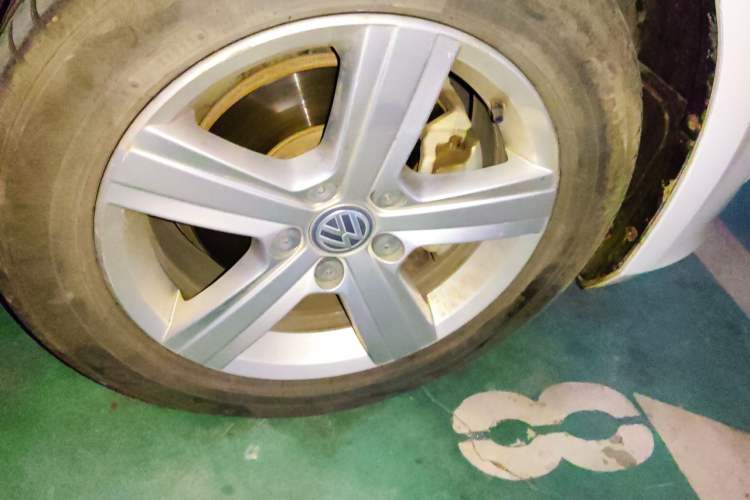 Used Volkswagen Golf 2015 1.4TSI Automatic Comfort Model Right Front Wheel Hub