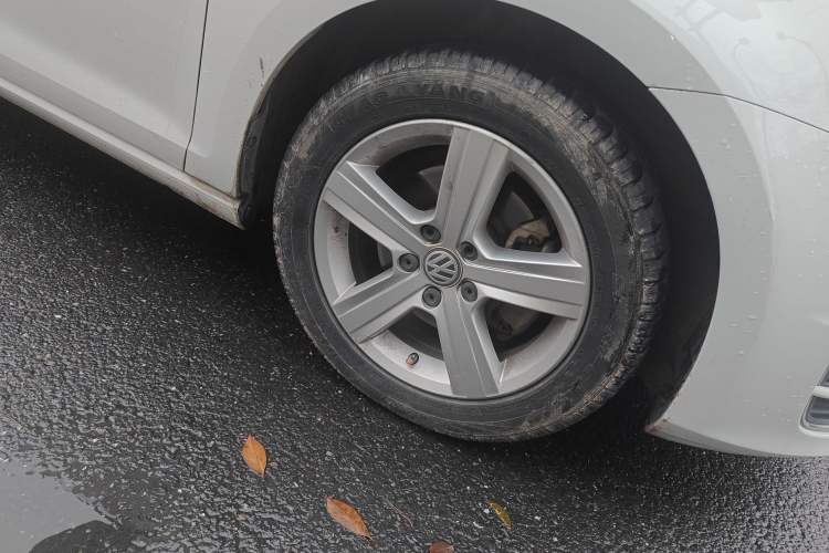 Used Volkswagen Golf 2015 1.4TSI Automatic Luxury Model Right Front Wheel Hub