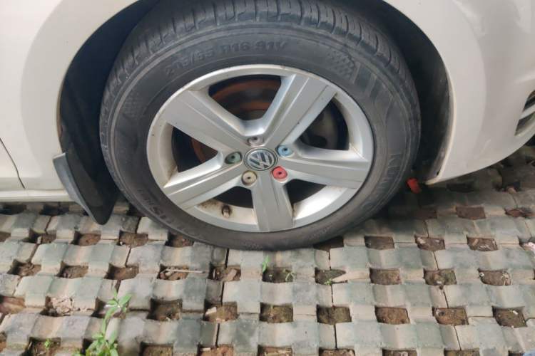 Used Volkswagen Golf 2015 1.4TSI Automatic Comfort Model Right Front Wheel Hub