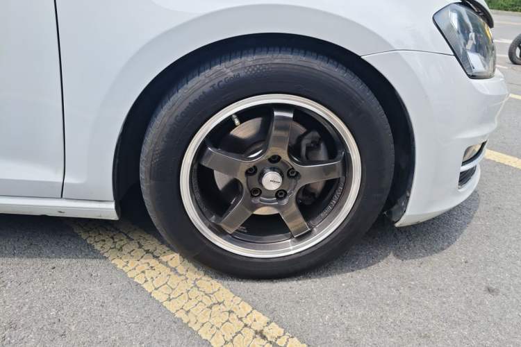 Used Volkswagen Golf 2015 1.4TSI Automatic Comfort Model Right Front Wheel Hub