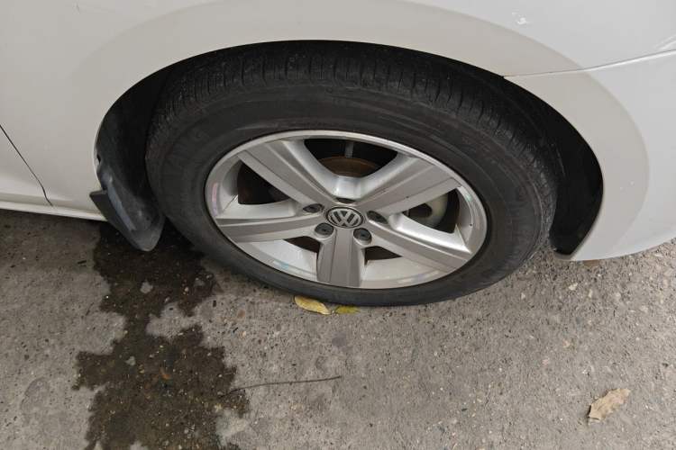 Used Volkswagen Golf 2015 1.4TSI Automatic Luxury Model Right Front Wheel Hub