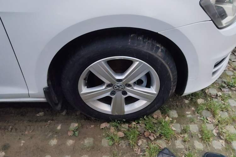 Used Volkswagen Golf 2015 1.4TSI Automatic Comfort Model Right Front Wheel Hub