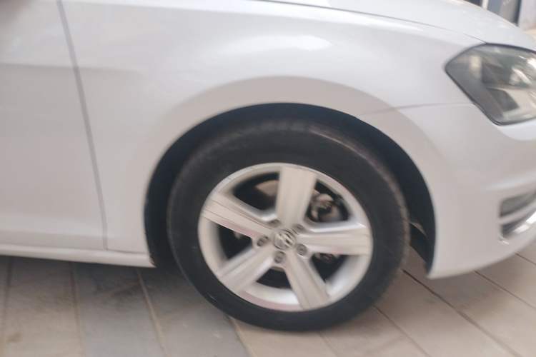 Used Volkswagen Golf 2015 1.4TSI Automatic Comfort Model Right Front Wheel Hub
