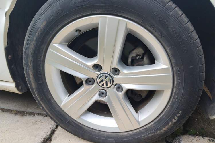 Used Volkswagen Golf 2015 1.4TSI Automatic Luxury Model Right Front Wheel Hub