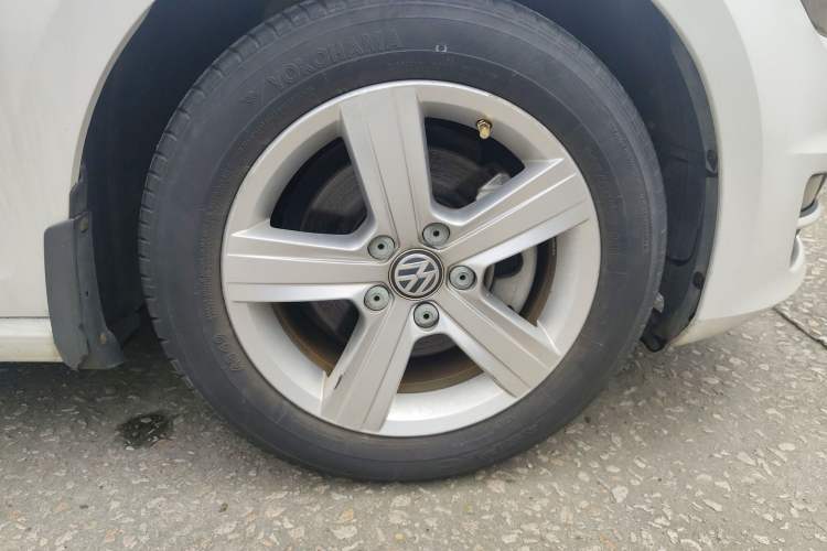 Used Volkswagen Golf 2015 1.4TSI Automatic Comfort Model Right Front Wheel Hub