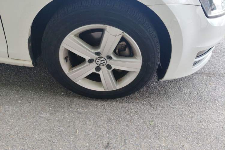 Used Volkswagen Golf 2015 1.6L Automatic Comfort Model Right Front Wheel Hub