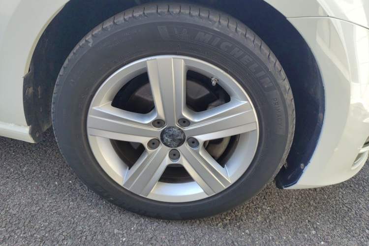Used Volkswagen Golf 2015 1.4TSI Automatic Comfort Model Right Front Wheel Hub