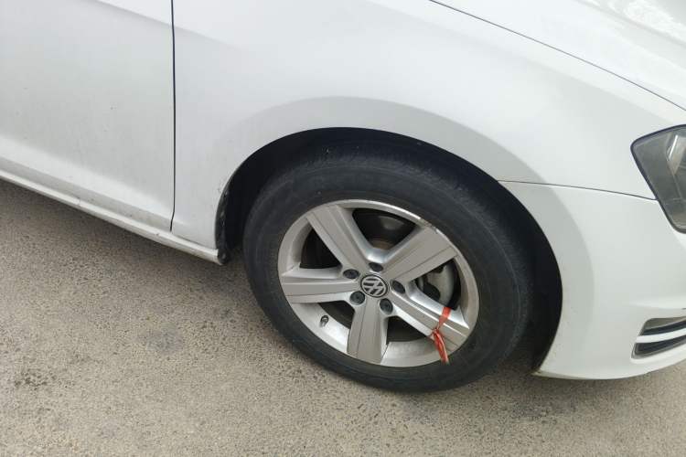 Used Volkswagen Golf 2015 1.6L Automatic Fashion Model Right Front Wheel Hub