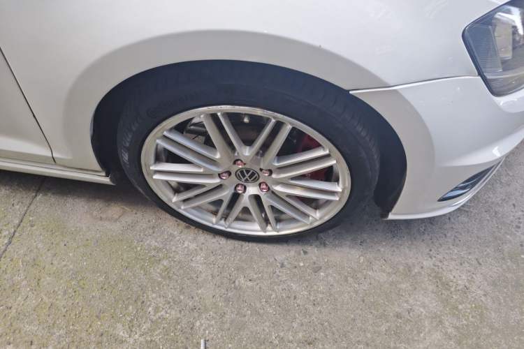 Used Volkswagen Golf 2015 1.4TSI Automatic R-Line Right Front Wheel Hub