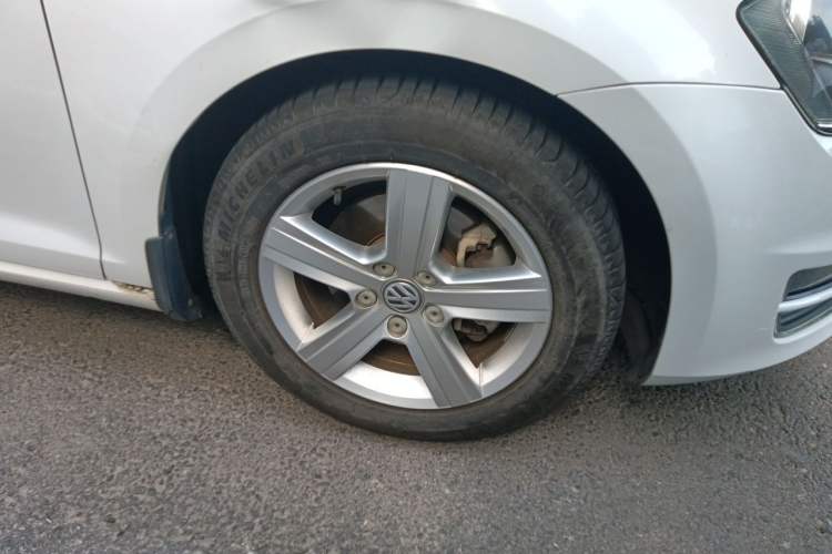 Used Volkswagen Golf 2015 1.4TSI Automatic Comfort Model Right Front Wheel Hub
