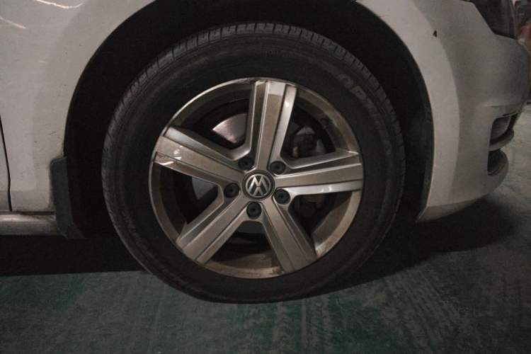 Used Volkswagen Golf 2015 1.6L Automatic Comfort Model Right Front Wheel Hub