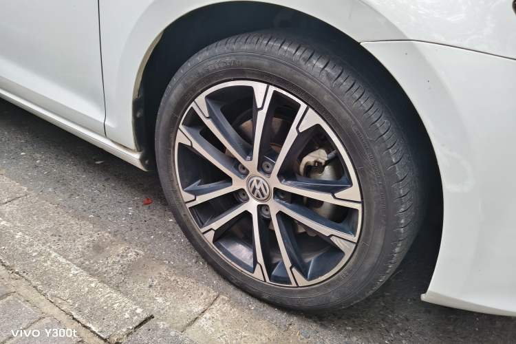 Used Volkswagen Golf 2015 1.4TSI Automatic Comfort Model Right Front Wheel Hub