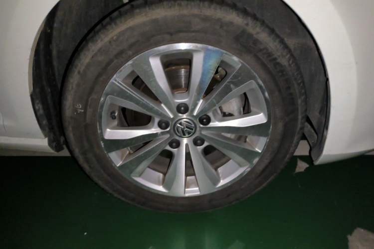 Used Volkswagen Golf 2015 1.4TSI Comfort Travel Edition Right Front Wheel Hub