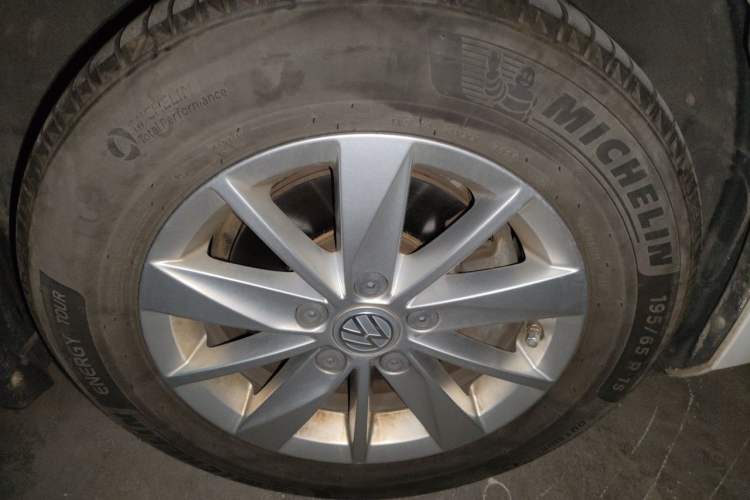 Used Volkswagen Golf 2015 1.6L Automatic Fashion Model Right Front Wheel Hub