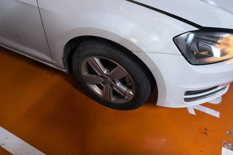 Used Volkswagen Golf 2015 1.4TSI Automatic Comfort Model Right Front Wheel Hub