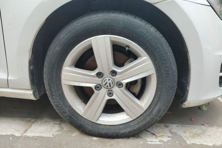 Used Volkswagen Golf 2015 1.4TSI Automatic Comfort Model Right Front Wheel Hub