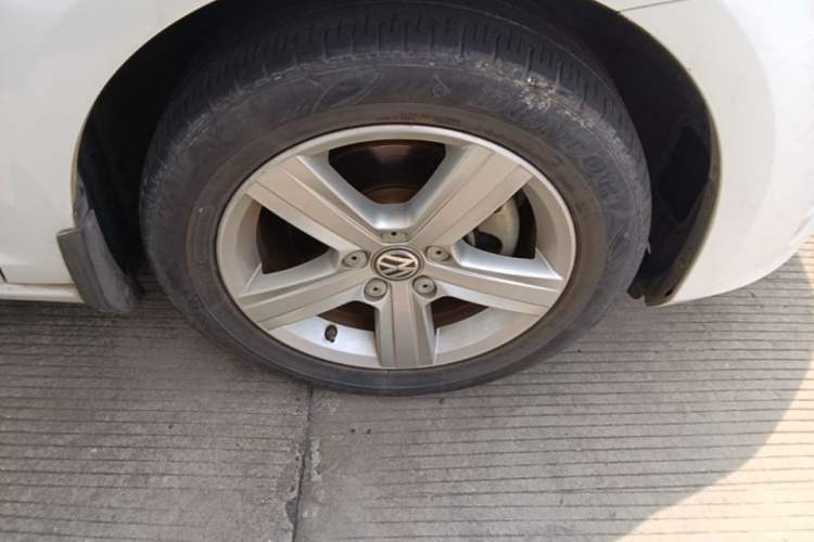 Used Volkswagen Golf 2015 1.4TSI Automatic Comfort Model Right Front Wheel Hub