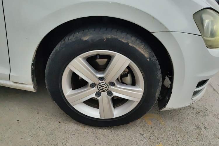 Used Volkswagen Golf 2015 1.6L Automatic Comfort Model Right Front Wheel Hub