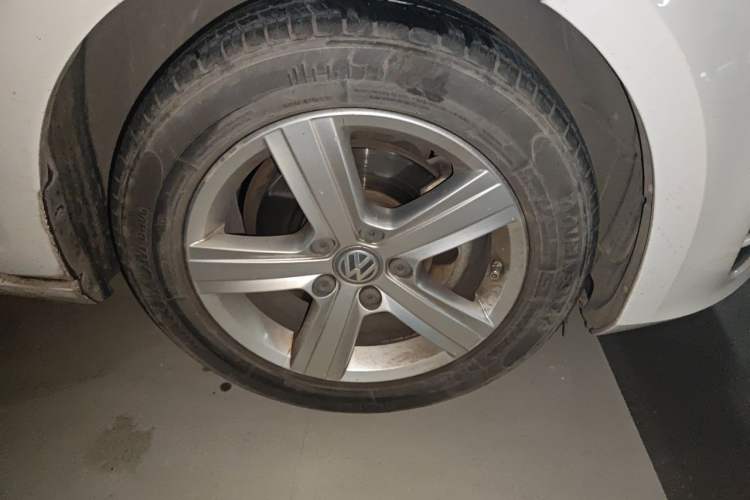 Used Volkswagen Golf 2015 1.6L Automatic Comfort Model Right Front Wheel Hub