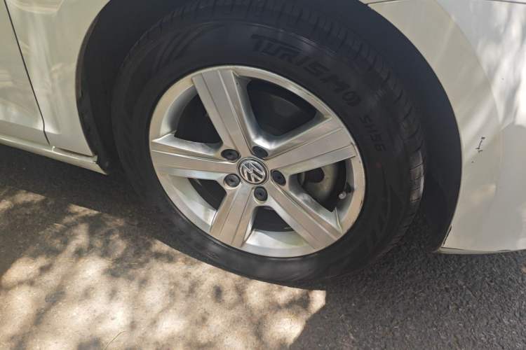 Used Volkswagen Golf 2015 1.4TSI Automatic Comfort Model Right Front Wheel Hub