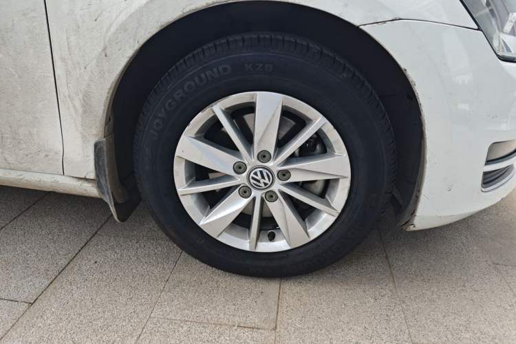 Used Volkswagen Golf 2015 1.6L Automatic Fashion Model Right Front Wheel Hub