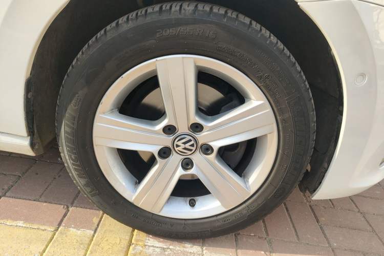 Used Volkswagen Golf 2015 1.4TSI Sportsvan Right Front Wheel Hub